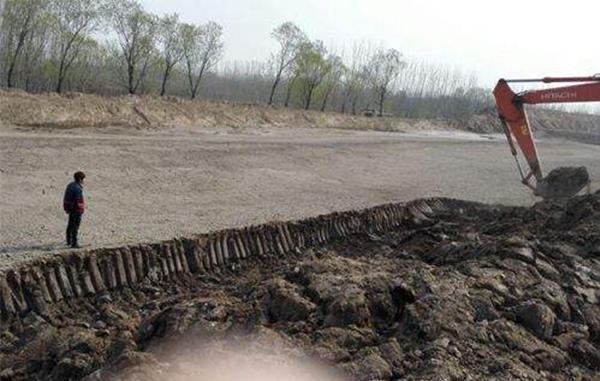 河道清淤机械滑坡成因及应对措施